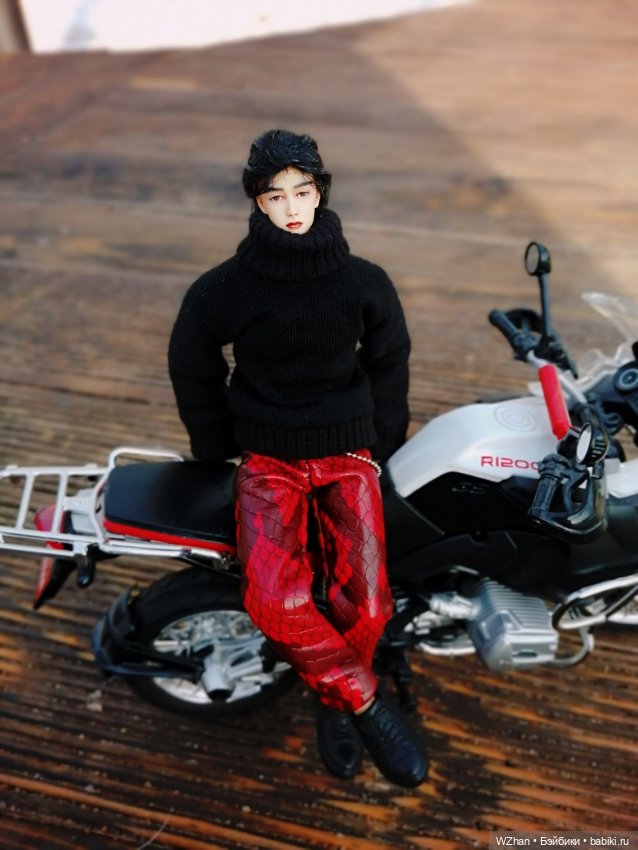 Ван Ибо: кожаные брюки и харизма молодости