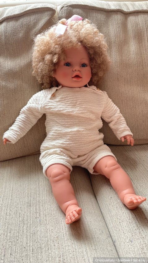 Кудрявая кукла в жизни и игре