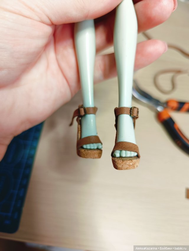 Босоножки из пробки для куклы (МК). Аутфит для Рени Полин Флёр Клод