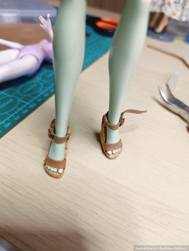 Босоножки из пробки для куклы (МК). Аутфит для Рени Полин Флёр Клод