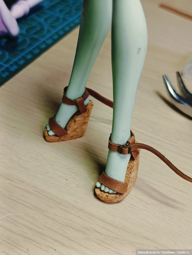 Босоножки из пробки для куклы (МК). Аутфит для Рени Полин Флёр Клод