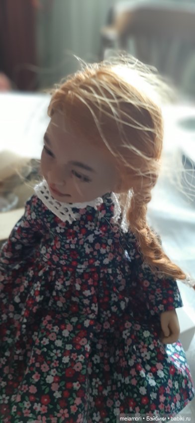 Сходили в гости или снимайте ботинки, когда залезаете на стол (фото 8)