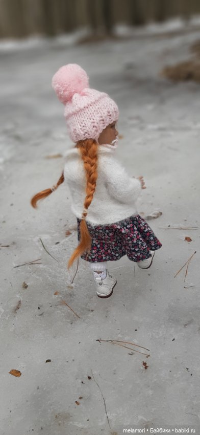 Сходили в гости или снимайте ботинки, когда залезаете на стол