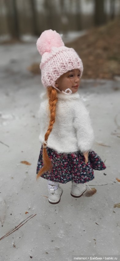 Сходили в гости или снимайте ботинки, когда залезаете на стол