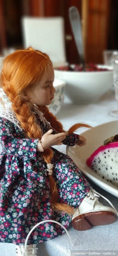 Сходили в гости или снимайте ботинки, когда залезаете на стол (фото 6)