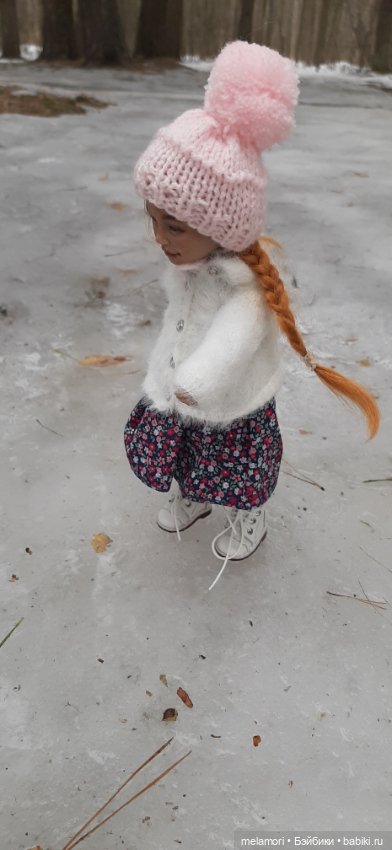 Сходили в гости или снимайте ботинки, когда залезаете на стол