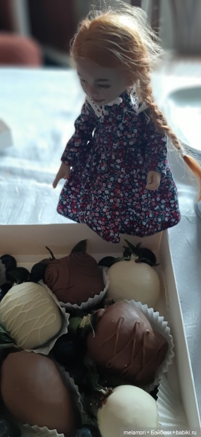 Сходили в гости или снимайте ботинки, когда залезаете на стол (фото 9)