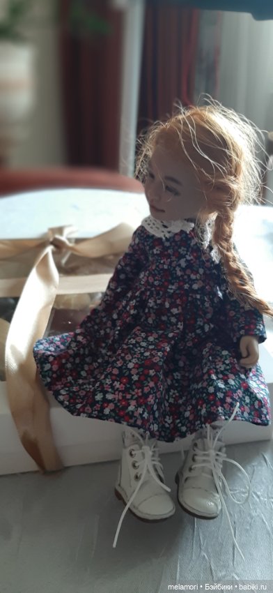 Сходили в гости или снимайте ботинки, когда залезаете на стол (фото 7)