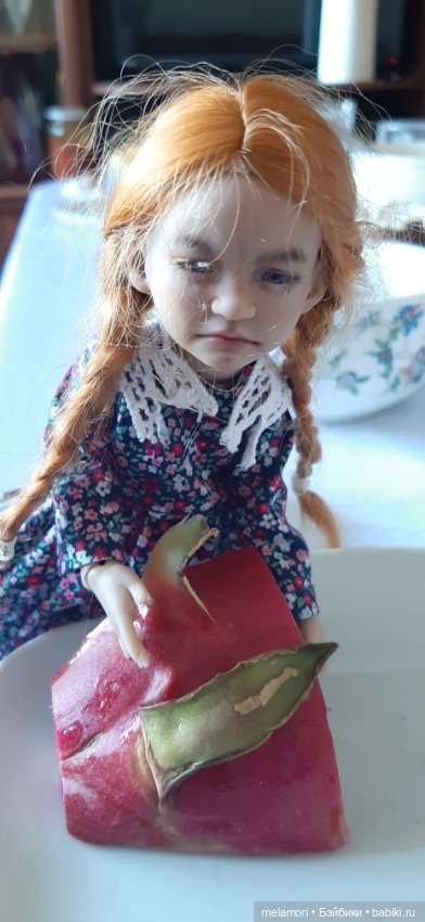 Сходили в гости или снимайте ботинки, когда залезаете на стол (фото 5)