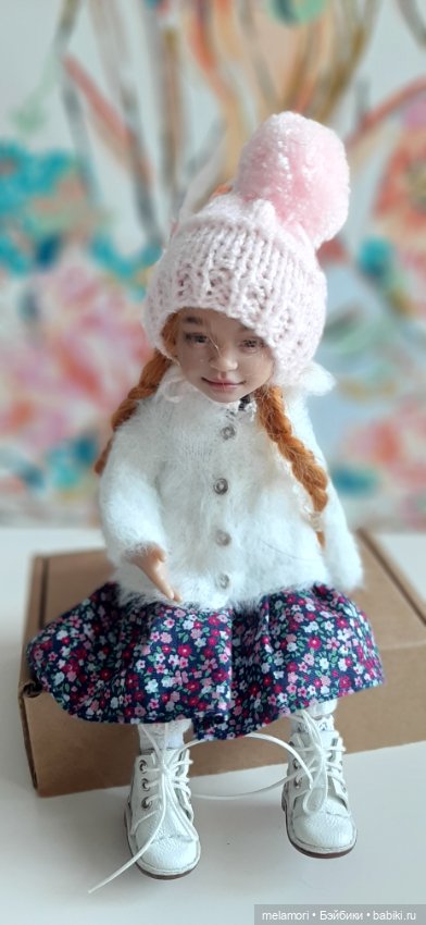 Сходили в гости или снимайте ботинки, когда залезаете на стол