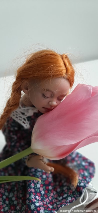 Сходили в гости или снимайте ботинки, когда залезаете на стол