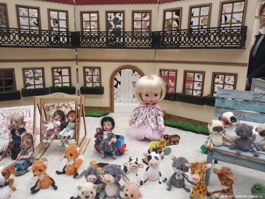 Рисса снова гуляет по Тишинке 08.03.24_часть 1 (фото 7)