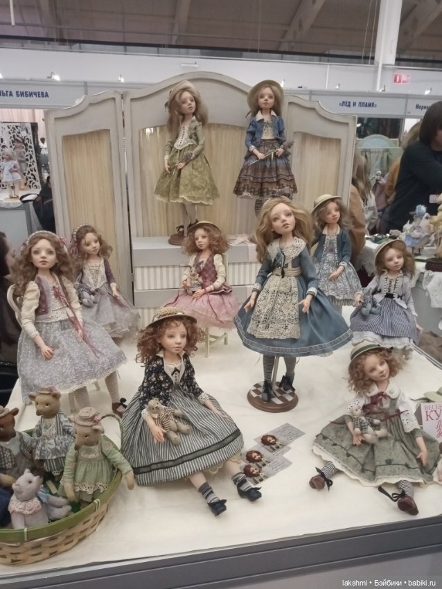 Рисса снова гуляет по Тишинке 08.03.24_часть 1