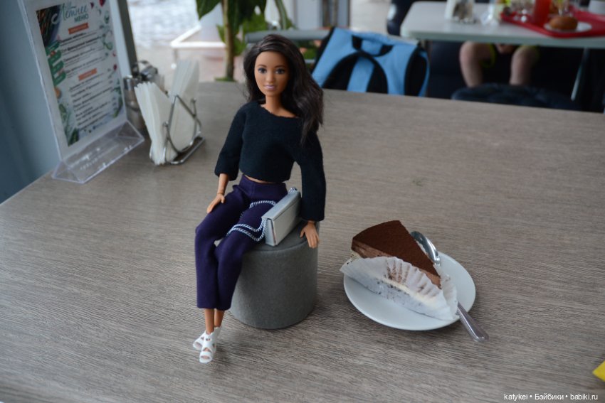 ДР Барби. Съёмка Рут в кафе