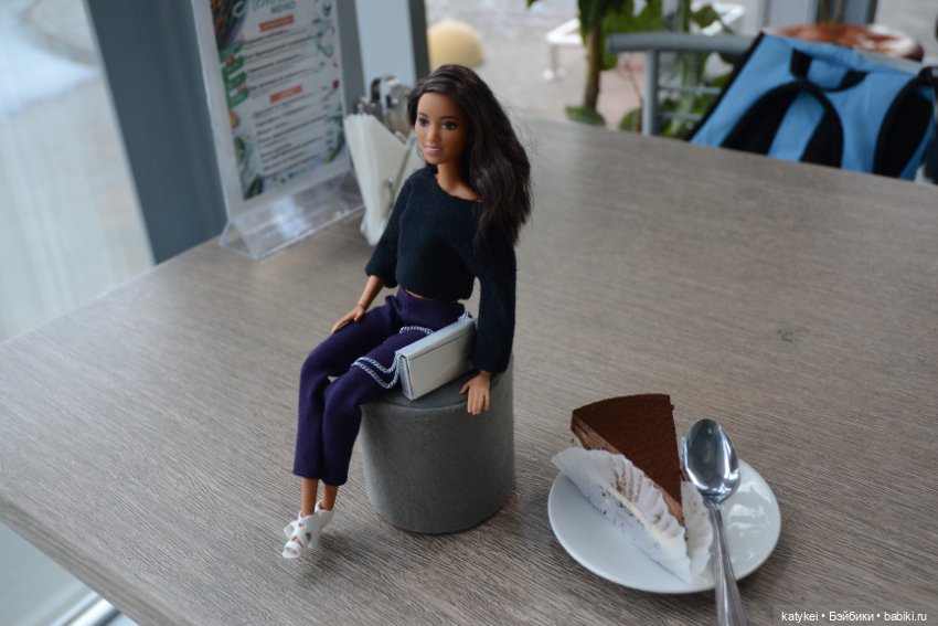 ДР Барби. Съёмка Рут в кафе