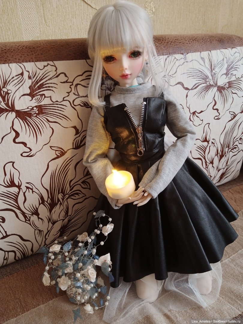 Серебряная лисичка обратилась на девушку