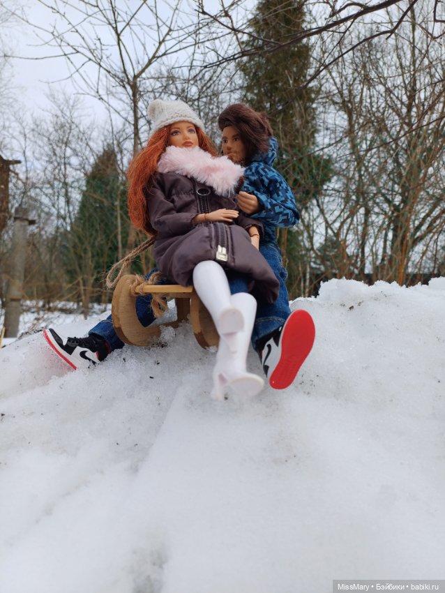 Семья Милорадовых на зимней прогулке