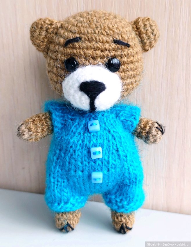 Медвежонок Бронька в бирюзовом костюмчике (фото 4)