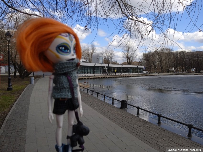 Саша Спилберг на прогулке (фото 6)