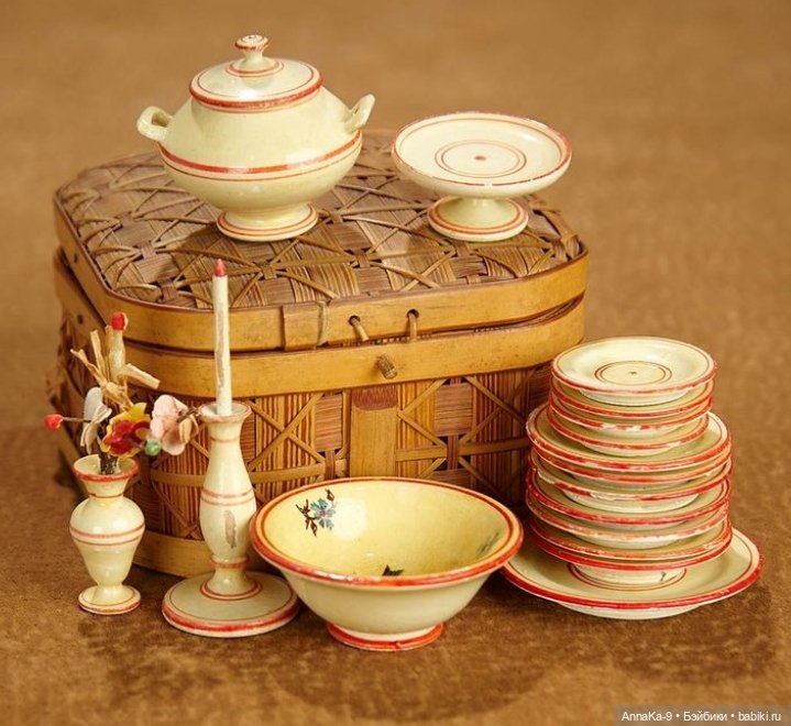 Подборка фотографий с антикварной кукольной посудой