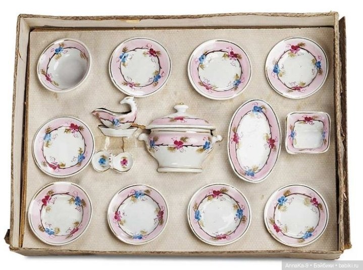 Подборка фотографий с антикварной кукольной посудой