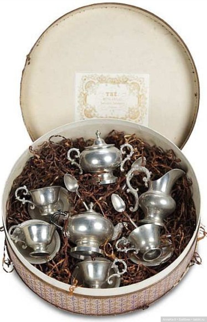 Подборка фотографий с антикварной кукольной посудой