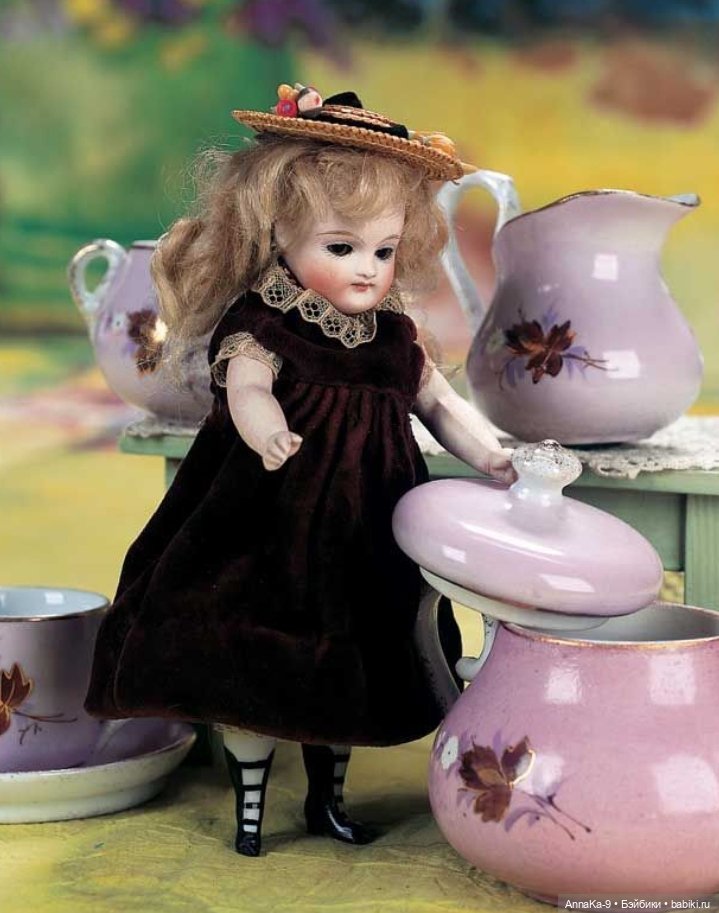 Подборка фотографий с антикварной кукольной посудой