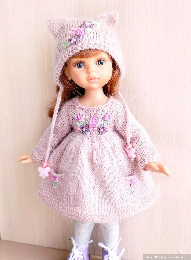 Платье и шапочка из мохера с вышивкой для куклы паола рейна