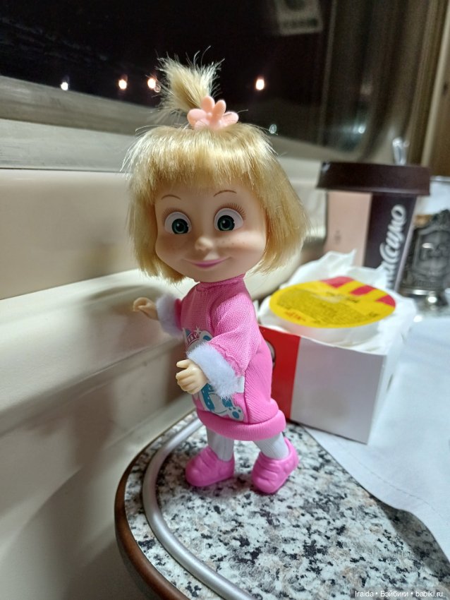 Машка в поезде 🚂🚃🚃🚃🚃 — Куклы Маша и Медведь (Simba): Маша в кармашке (фото 6)