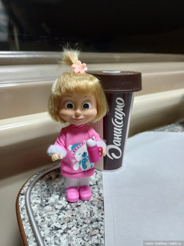 Машка в поезде 🚂🚃🚃🚃🚃 — Куклы Маша и Медведь (Simba): Маша в кармашке (фото 3)