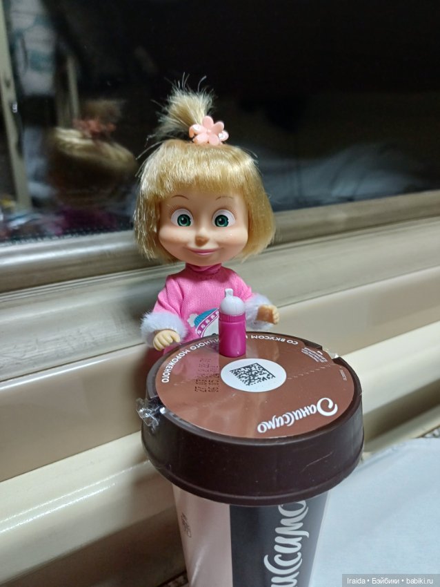 Машка в поезде 🚂🚃🚃🚃🚃 — Куклы Маша и Медведь (Simba): Маша в кармашке (фото 4)