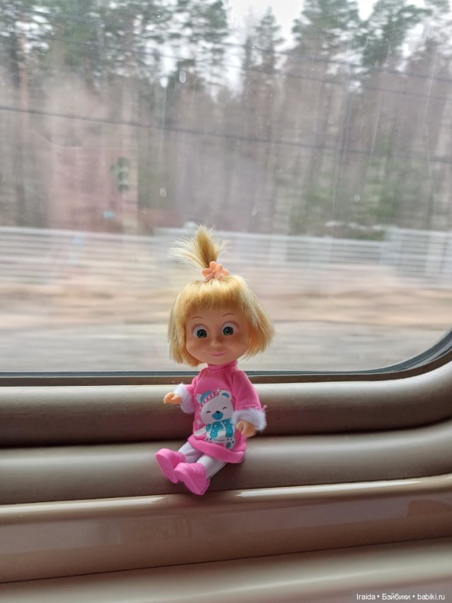 Машка в поезде 🚂🚃🚃🚃🚃 — Куклы Маша и Медведь (Simba): Маша в кармашке