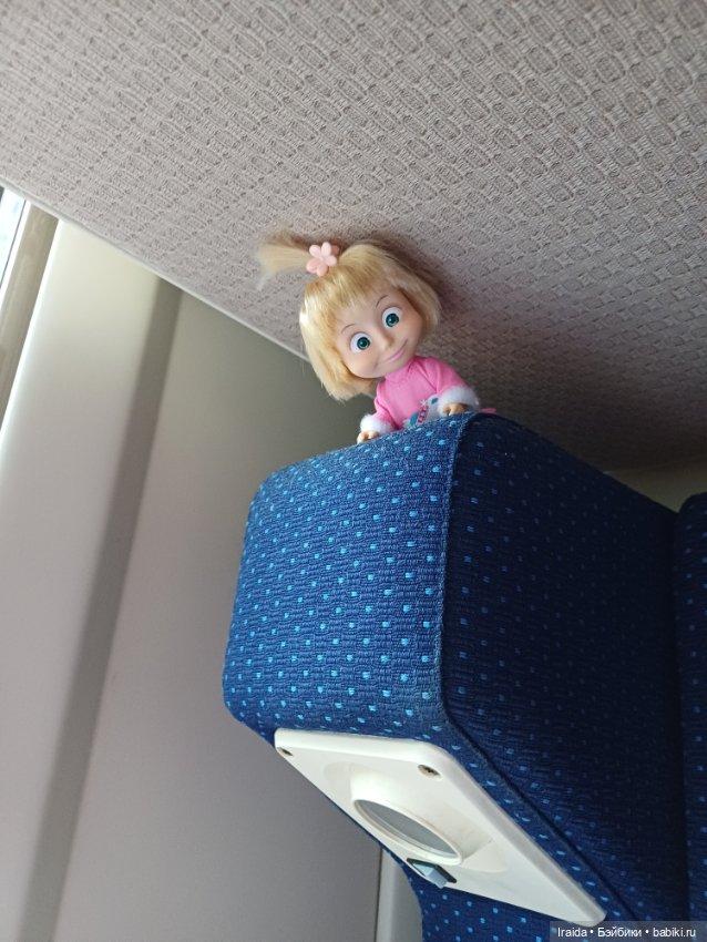 Машка в поезде 🚂🚃🚃🚃🚃 — Куклы Маша и Медведь (Simba): Маша в кармашке