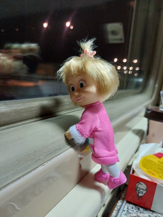 Машка в поезде 🚂🚃🚃🚃🚃 — Куклы Маша и Медведь (Simba): Маша в кармашке (фото 7)