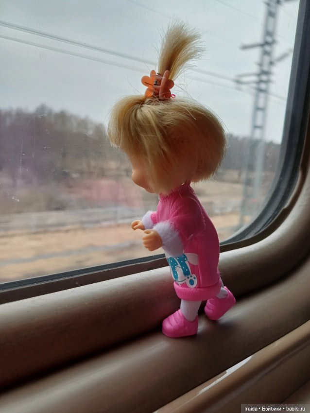 Машка в поезде 🚂🚃🚃🚃🚃 — Куклы Маша и Медведь (Simba): Маша в кармашке