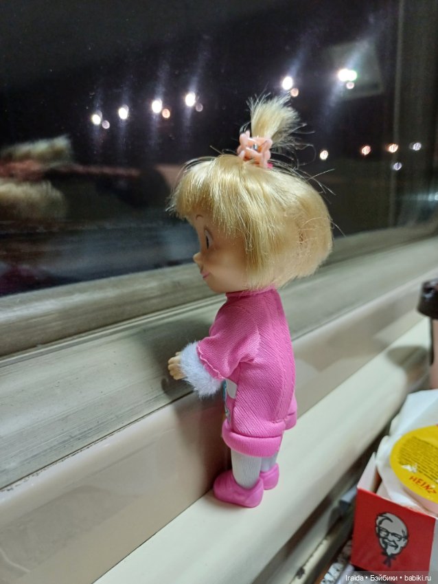 Машка в поезде 🚂🚃🚃🚃🚃 — Куклы Маша и Медведь (Simba): Маша в кармашке (фото 5)