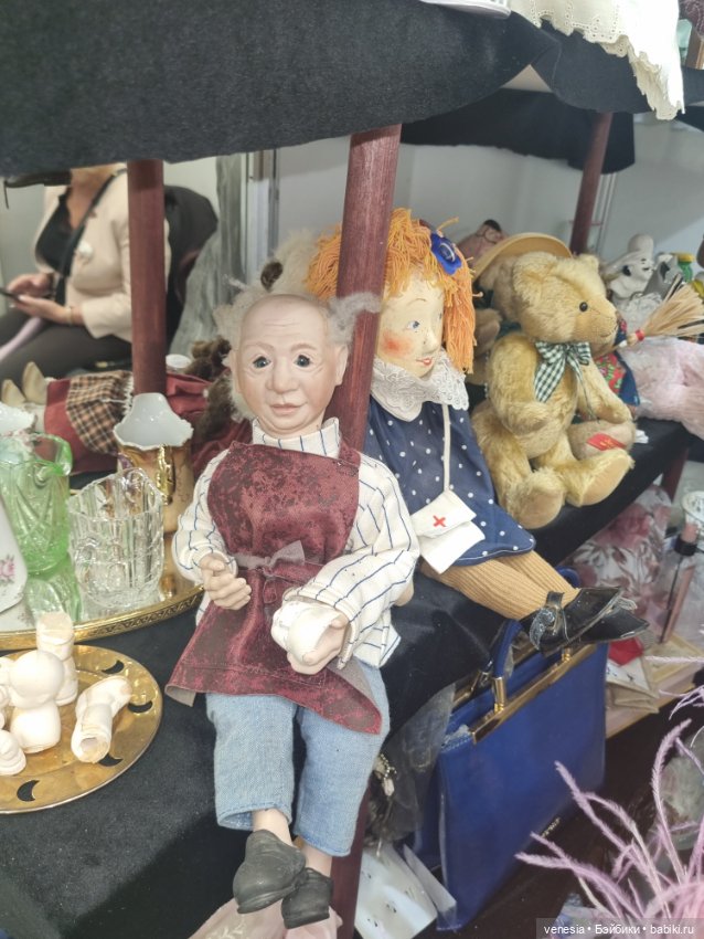 Выставка кукол и мишек. Крупный план