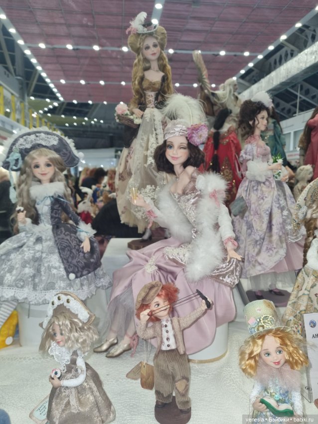 Выставка кукол и мишек. Крупный план