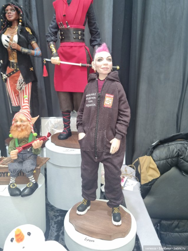 Выставка кукол и мишек. Крупный план