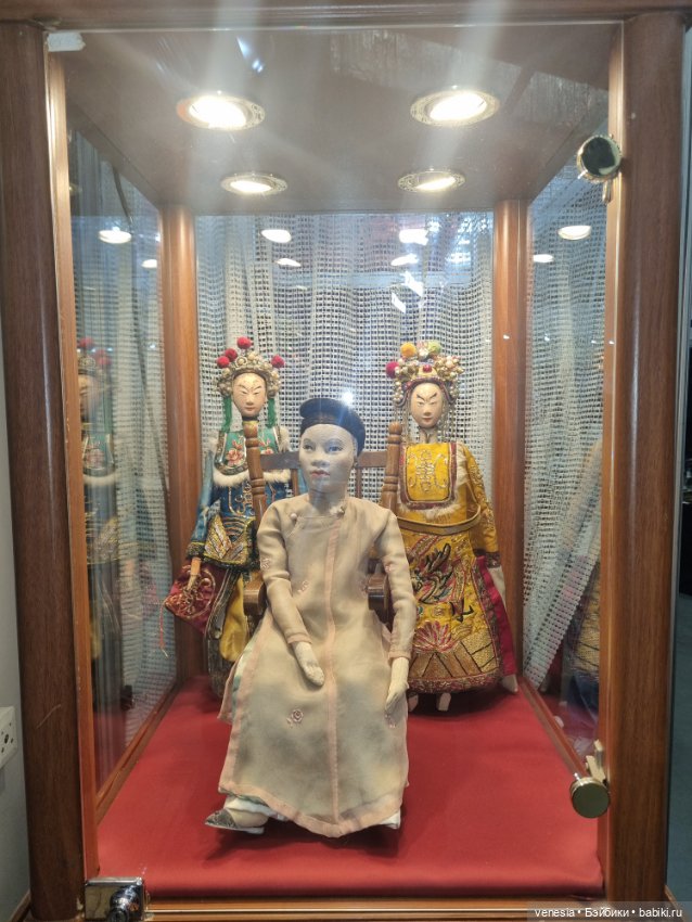 Выставка кукол и мишек. Крупный план