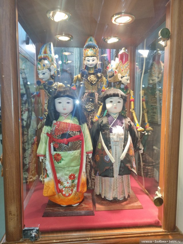 Выставка кукол и мишек. Крупный план