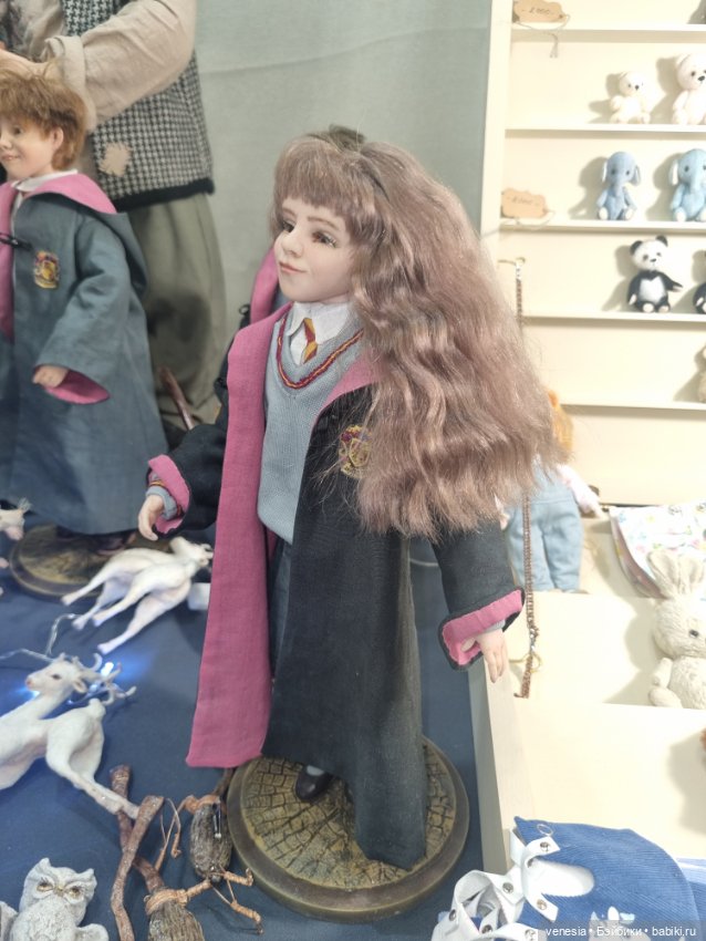 Выставка кукол и мишек. Крупный план