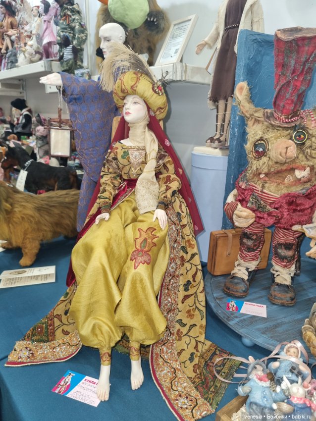 Выставка кукол и мишек. Крупный план (фото 8)