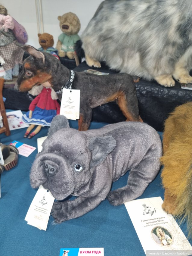 Выставка кукол и мишек. Крупный план (фото 3)