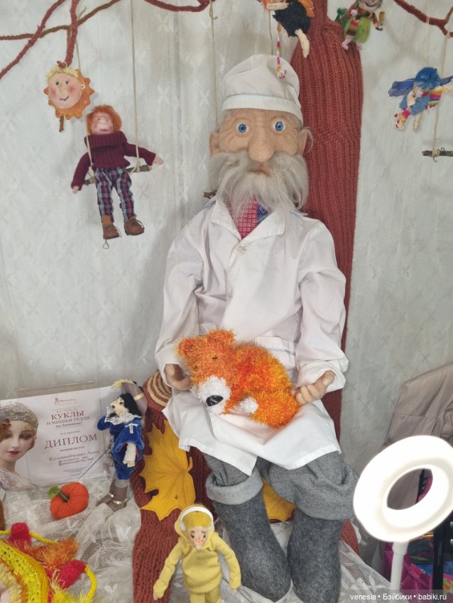 Выставка кукол и мишек. Крупный план