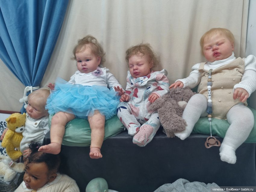 Выставка кукол и мишек. Крупный план