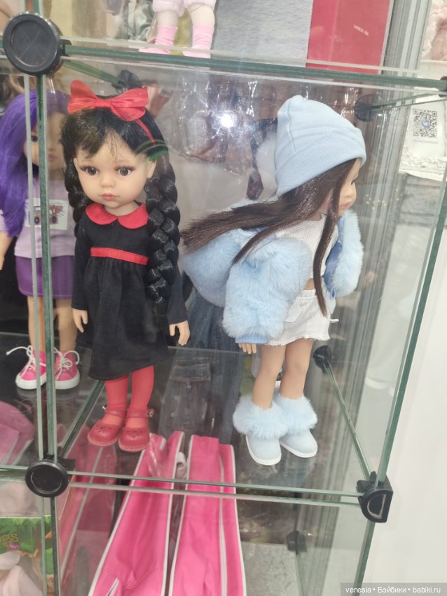 Выставка кукол и мишек. Крупный план