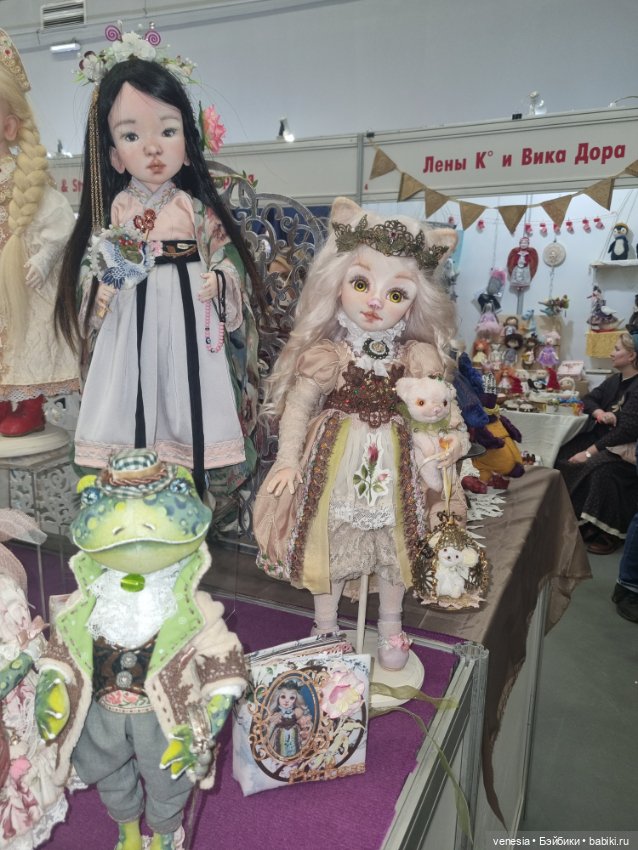 Выставка кукол и мишек. Крупный план