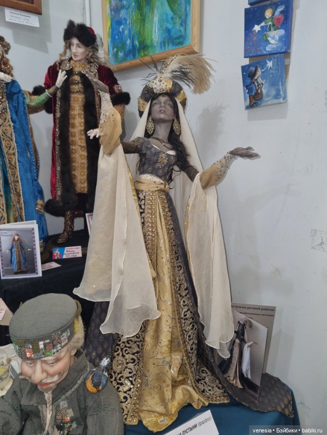 Выставка кукол и мишек. Крупный план