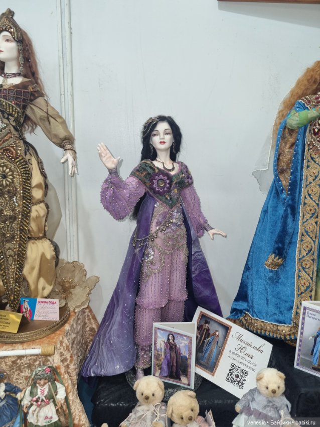 Выставка кукол и мишек. Крупный план (фото 10)